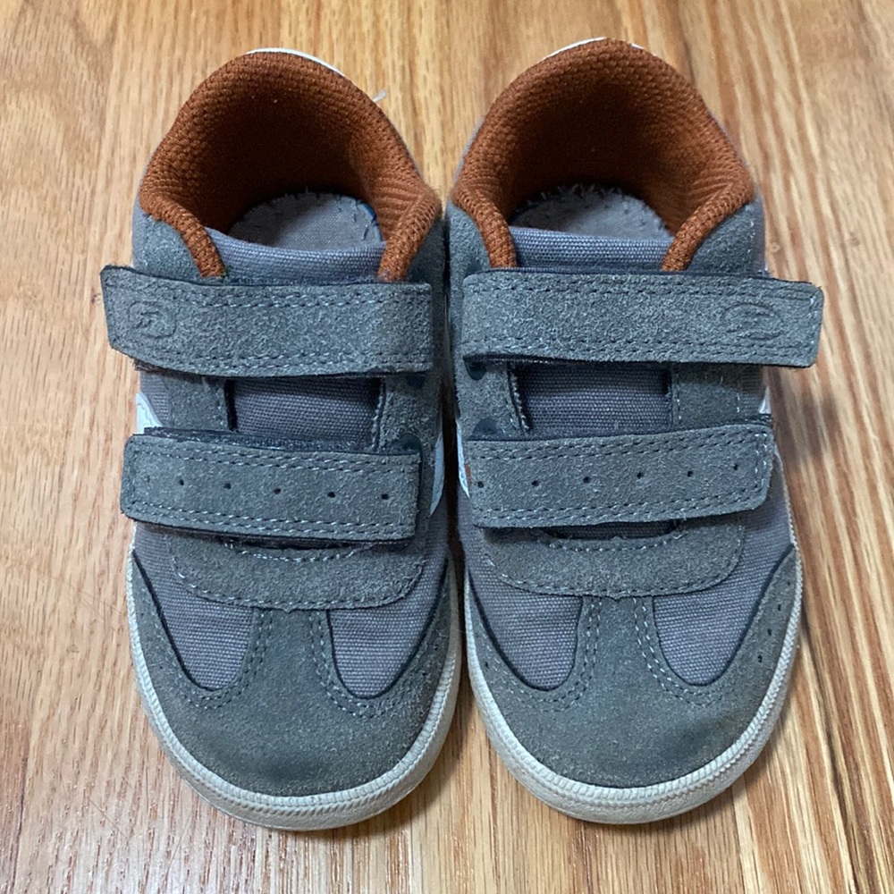 Dr Scholls Kameron toddler size 8 grey and white Velcro shoes